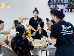 Đội ngũ nhân viên Táo 247 tư vấn thay màn hình iPhone Đà Nẵng cho khách hàng – dịch vụ chuyên nghiệp, thân thiện, được tin tưởng nhất 2025.