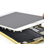 Màn hình iPhone 8 Plus zin ép kính, quy trình thay màn hình iPhone tại Táo 247, hình ảnh kỹ thuật viên thao tác thay màn hình
