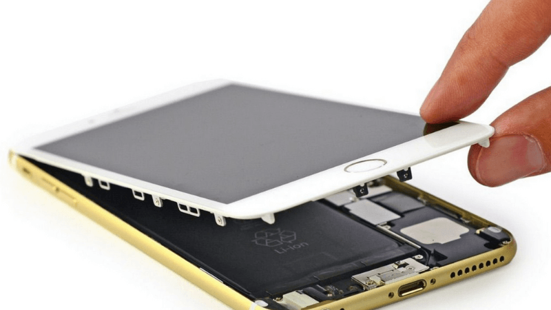 Màn hình iPhone 8 Plus zin ép kính, quy trình thay màn hình iPhone tại Táo 247, hình ảnh kỹ thuật viên thao tác thay màn hình