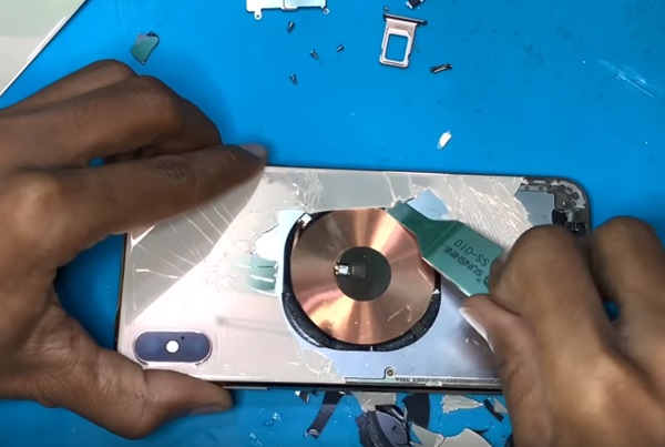 Quy trình thay lưng iPhone XS – Kỹ thuật viên Táo 247 thực hiện