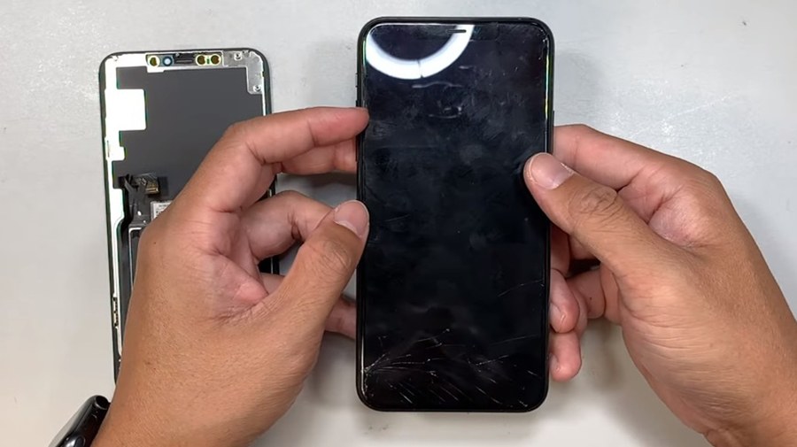 Màn hình iPhone 11 gặp lỗi hiển thị, nứt vỡ cần được thay thế.