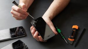 Kỹ thuật viên thay màn iPhone Đà Nẵng tại Táo 247 – thao tác chuẩn, màn zin chính hãng