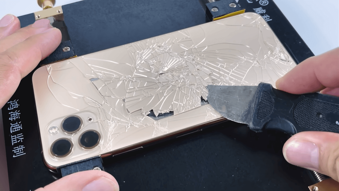 Thay mặt lưng iPhone 11 đang sửa tại Táo 247 Đà Nẵng