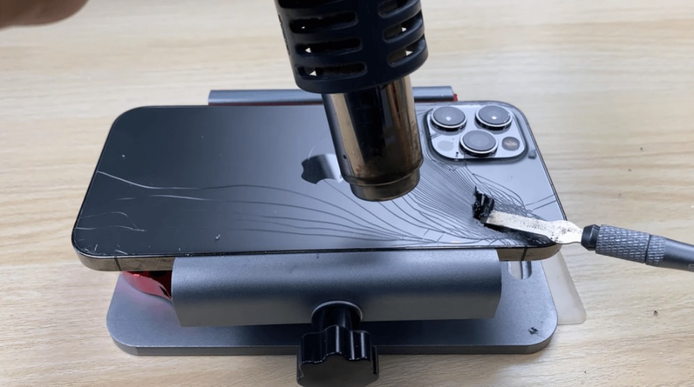 Quá trình thay mặt lưng iPhone 12 bằng máy ép kính chuyên dụng