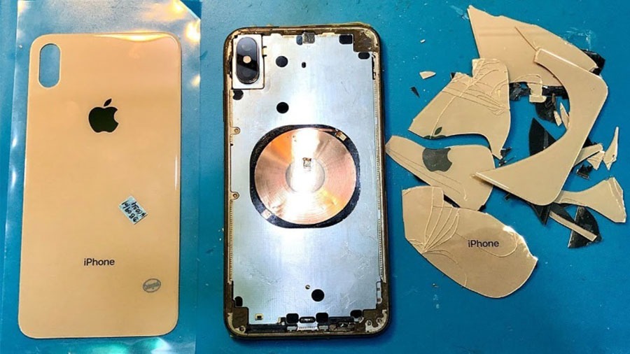 Mặt lưng iPhone 12 bị vỡ nặng, tháo mặt lưng cũ trước khi thay mới