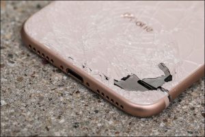 iPhone 8 Plus vỡ nặng mặt lưng, bong kính sau cần thay mới