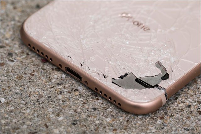 iPhone 8 Plus vỡ nặng mặt lưng, bong kính sau cần thay mới