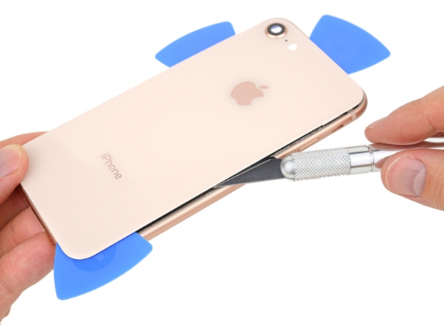 Kỹ thuật viên đang thay mặt lưng iPhone 8 Plus bằng dụng cụ chuyên dụng