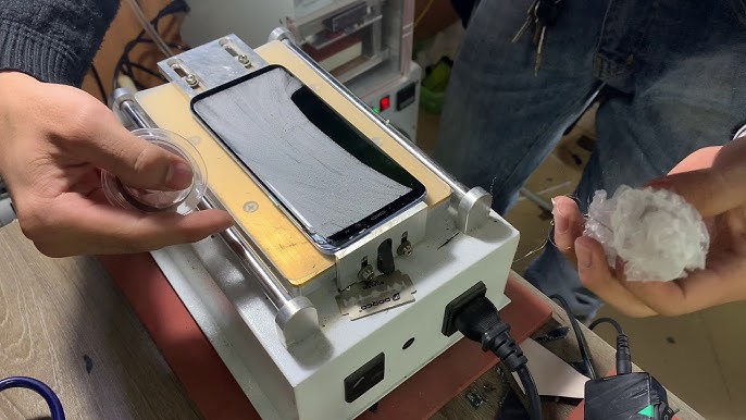 Vệ sinh màn hình iPhone trước khi ép kính tại Táo 247 – làm sạch keo và bụi bẩn