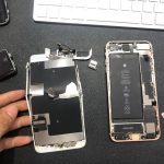 Tháo tách kính iPhone trong quá trình ép kính tại Táo 247 – giữ nguyên màn hình gốc