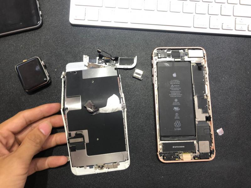 Tháo tách kính iPhone trong quá trình ép kính tại Táo 247 – giữ nguyên màn hình gốc