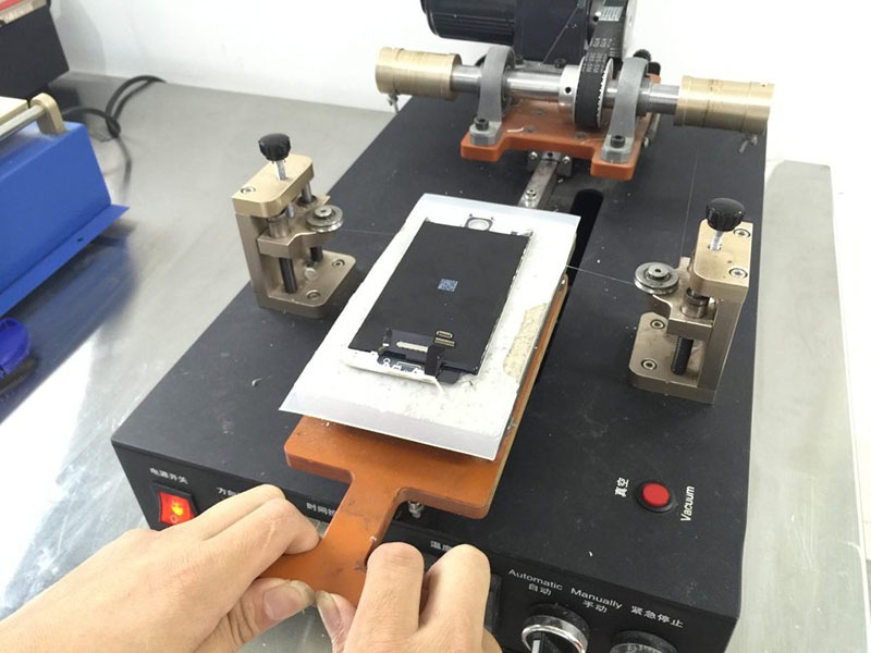 Ép kính iPhone bằng máy ép chân không tại Táo 247 – kính bám đều, không bọt khí