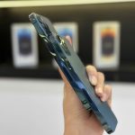 iPhone 12 Pro màu xanh Pacific Blue cầm trên tay, thiết kế khung thép vuông sang trọng