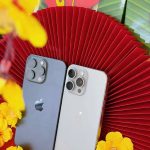 iPhone 15 Pro Max chụp concept Tết với quạt đỏ và hoa vàng, thiết kế sang trọng