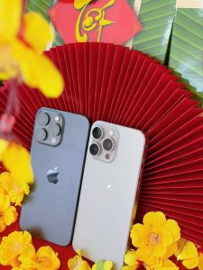 iPhone 15 Pro Max chụp concept Tết với quạt đỏ và hoa vàng, thiết kế sang trọng