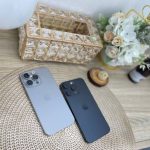 iPhone 15 Pro Max đặt trên bàn gỗ, thiết kế mặt lưng cao cấp với cụm camera chuyên nghiệp