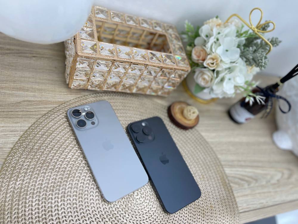 iPhone 15 Pro Max đặt trên bàn gỗ, thiết kế mặt lưng cao cấp với cụm camera chuyên nghiệp