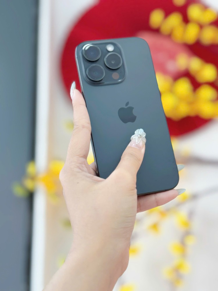 iPhone 15 Pro màu titan trên tay – thiết kế cao cấp, khung titan nhẹ và bền