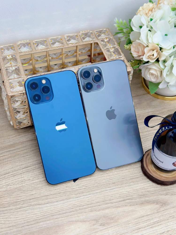 iPhone 16 Pro Max phiên bản màu xanh dương và xám titan tại cửa hàng Táo 247 Đà Nẵng, sản phẩm chính hãng, mới 100% năm 2026.