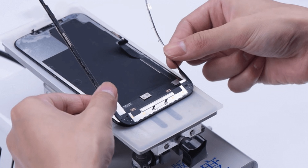 Sửa cảm ứng iPhone chuyên sâu tại Táo 247 Đà Nẵng – kỹ thuật viên thao tác trực tiếp