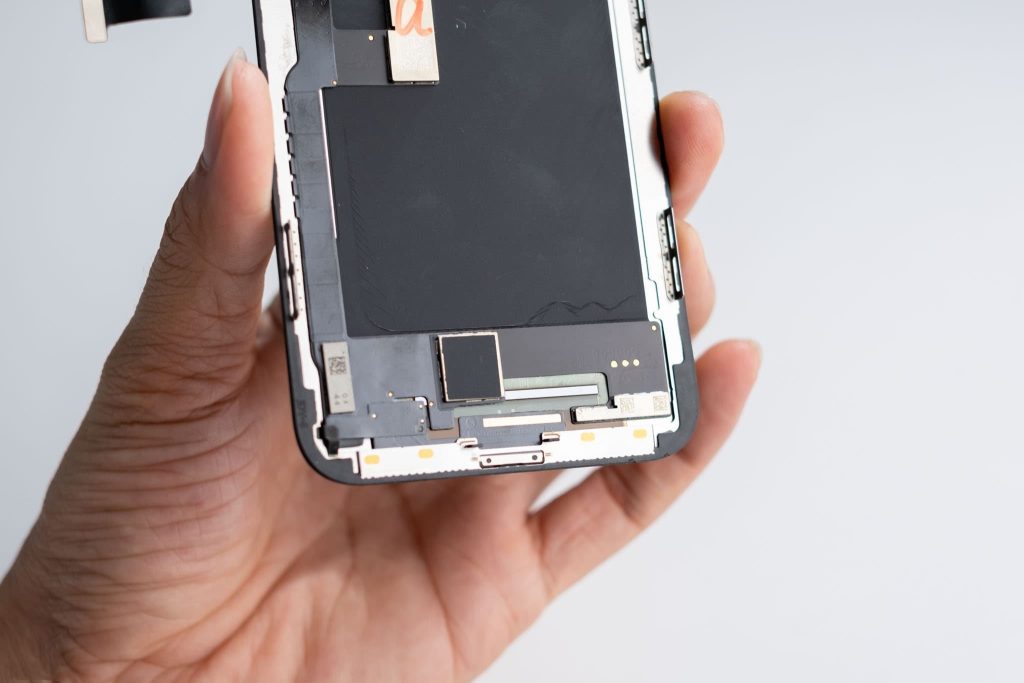 Màn hình iPhone 12 Pro Max được tháo rời trong quá trình thay thế tại Táo 247 Đà Nẵng
