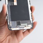 Màn hình iPhone 12 Pro Max được tháo rời trong quá trình thay thế tại Táo 247 Đà Nẵng