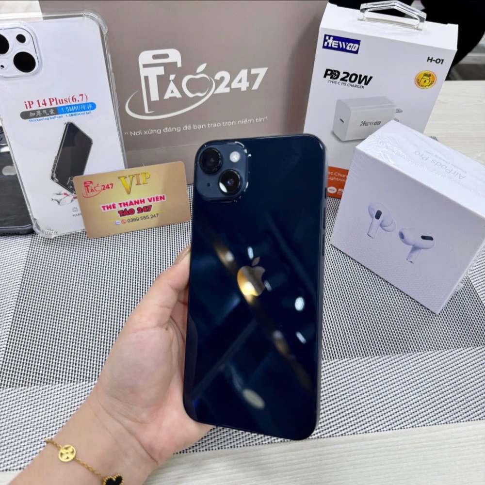 iPhone 14 Plus cũ like new cầm trên tay tại cửa hàng Táo 247 Đà Nẵng