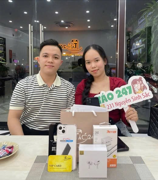 Khách hàng nhận iPhone 14 Plus tại cửa hàng Táo 247 Đà Nẵng