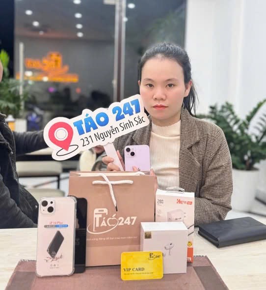Khách hàng nhận iPhone 14 Plus tại cửa hàng Táo 247 Đà Nẵng