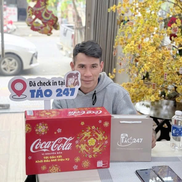 Khách hàng nhận iPhone 14 Plus tại cửa hàng Táo 247 Đà Nẵng