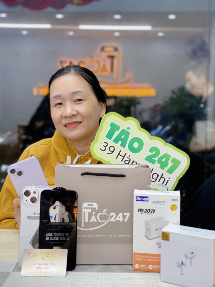 Bàn giao iPhone 14 Plus cho khách hàng tại cửa hàng Táo 247 Đà Nẵng