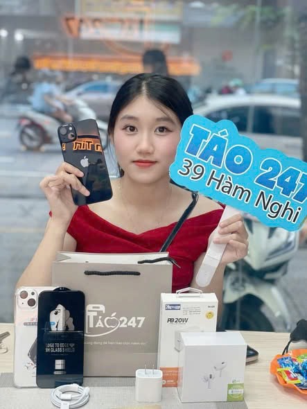 Khách hàng nhận iPhone 14 Plus tại Táo 247 Đà Nẵng – cửa hàng iPhone uy tín