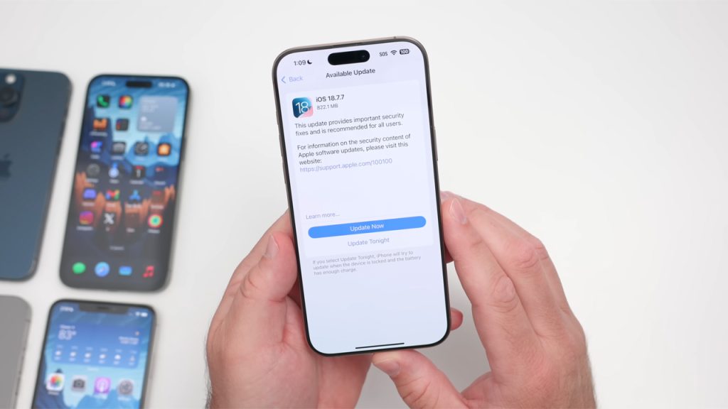 Người dùng iPhone đang cập nhật iOS 18.7.7 trên điện thoại