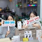 Khách hàng nhận iPhone 14 Plus cũ tại Táo 247 Hồ Chí Minh, hình ảnh thực tế tại cửa hàng
