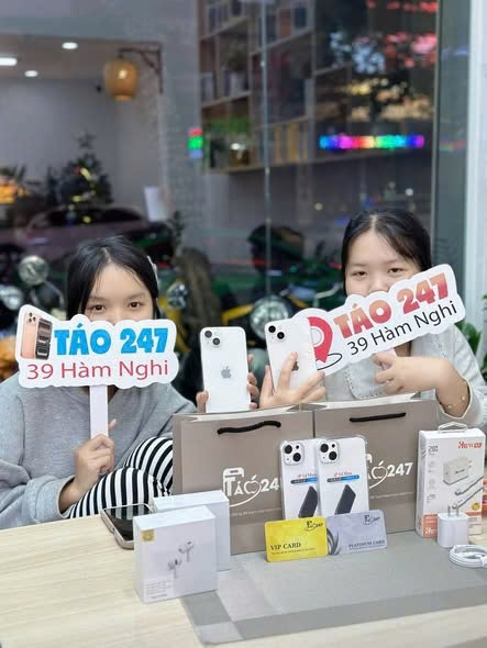 Khách hàng nhận iPhone 14 Plus cũ tại Táo 247 Hồ Chí Minh, hình ảnh thực tế tại cửa hàng