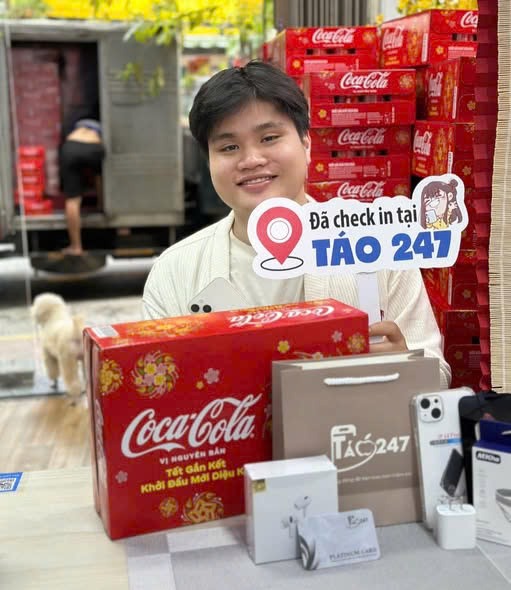 Khách hàng mua iPhone 14 Plus cũ tại Táo 247 Hồ Chí Minh, hình ảnh thực tế tại cửa hàng