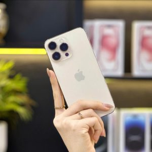 iPhone 14 Pro Max màu vàng Gold trên tay khách bên kệ trưng bày Táo 247