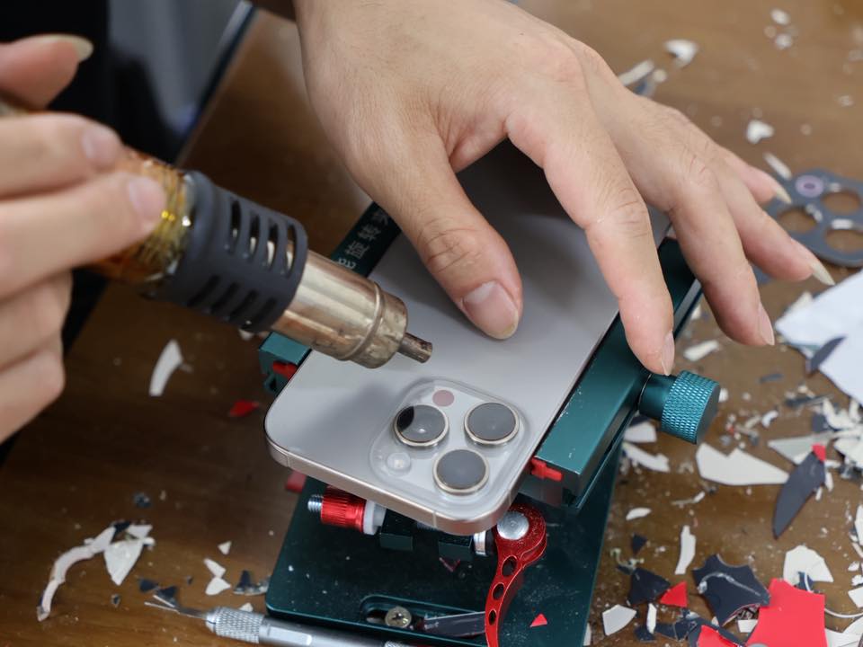 Thay kính lưng iPhone Đà Nẵng Táo 247