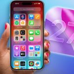Tay cầm iPhone màn hình chính bên biểu tượng iOS 27 nền xanh hồng