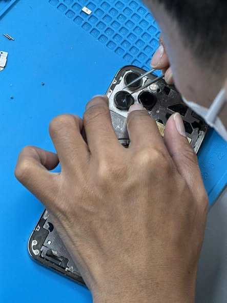 Kỹ thuật viên Táo 247 kiểm tra cụm cảm biến Face ID trên iPhone tại Đà Nẵng