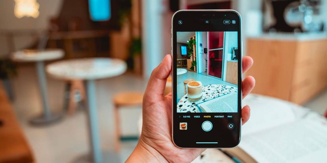 Test camera iPhone cũ bằng cách chụp thử trong quán cà phê