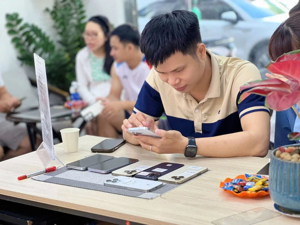 Khách tự test cảm ứng màn hình iPhone cũ tại bàn tư vấn Táo 247