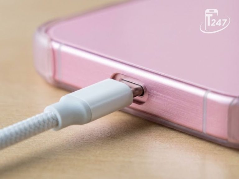 Cắm cáp vào cổng sạc khi kiểm tra iPhone không sạc được