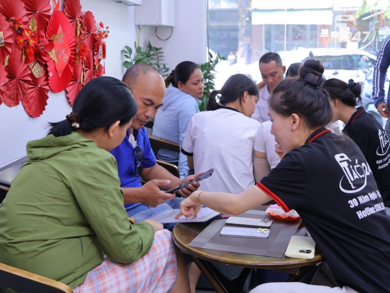 Nhân viên tư vấn lựa phiên bản phù hợp cho khách hàng