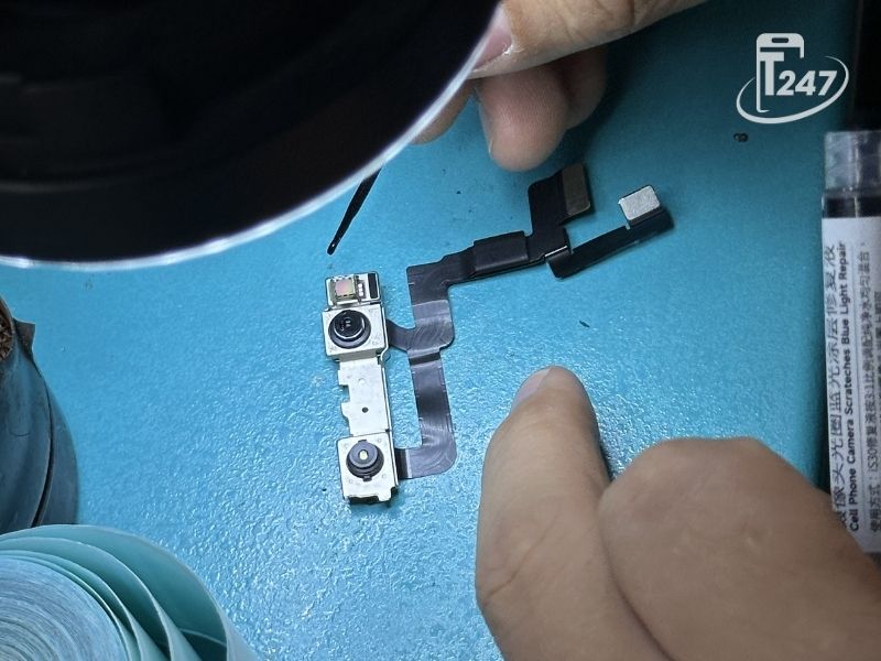 Cụm cảm biến Face ID được tách cẩn thận khỏi màn hình cũ