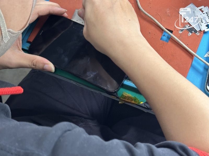Thay màn iPhone X bị sọc xanh tại Táo 247