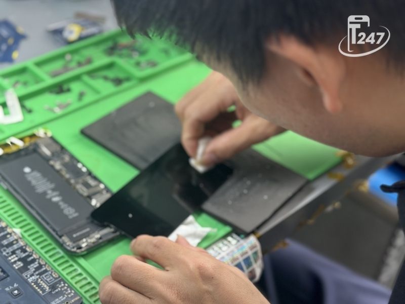 Vệ sinh màn hình iPhone tại Táo 247