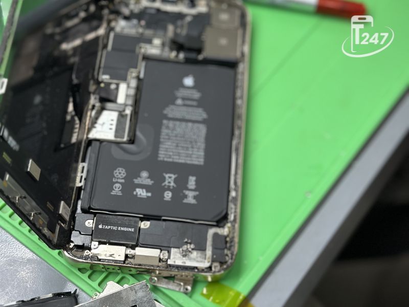 iPhone tháo rời trên bàn kỹ thuật để thay pin tại Táo 247