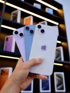 Các màu iPhone 14 Plus cũ Tím, Xanh Dương và Trắng cầm trên tay tại cửa hàng Táo 247 Đà Nẵng