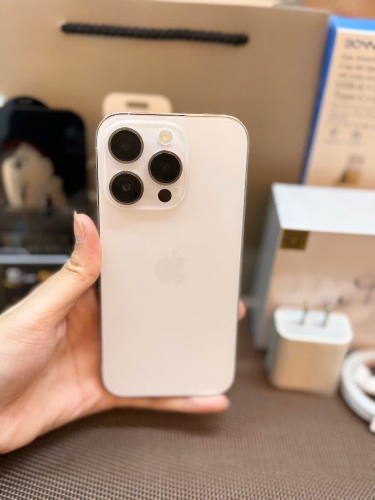 Cận cảnh mặt lưng và camera iPhone 14 Pro Đà Nẵng màu Bạc còn đẹp keng tại Táo 247